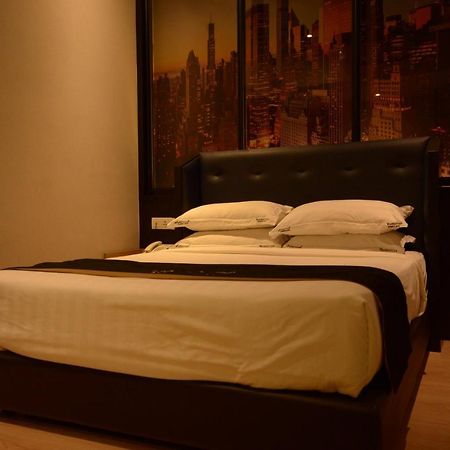Manhattan Business Hotel Ttdi Куала-Лумпур Экстерьер фото