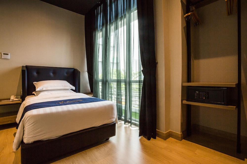 Manhattan Business Hotel Ttdi Куала-Лумпур Экстерьер фото